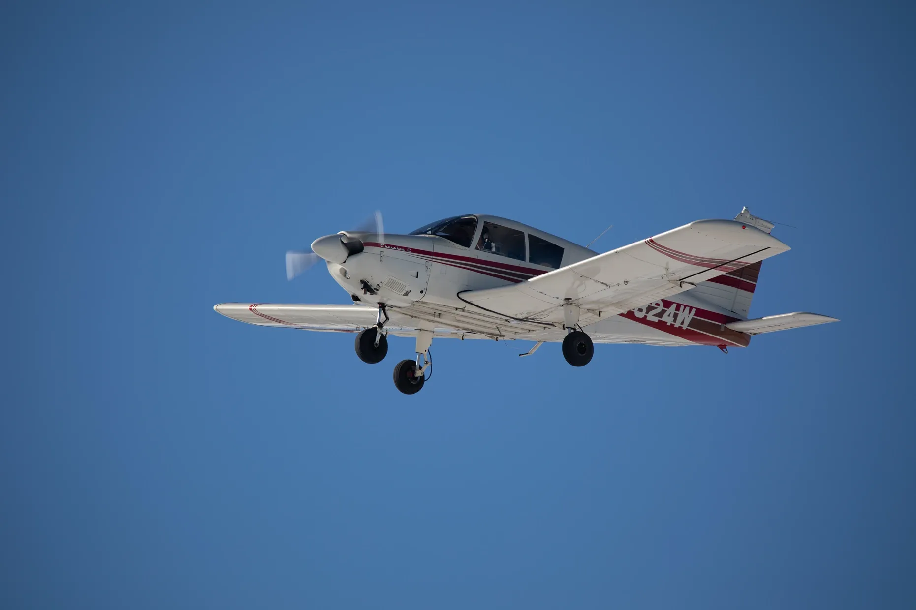 Cherokee 180 N7824W flying